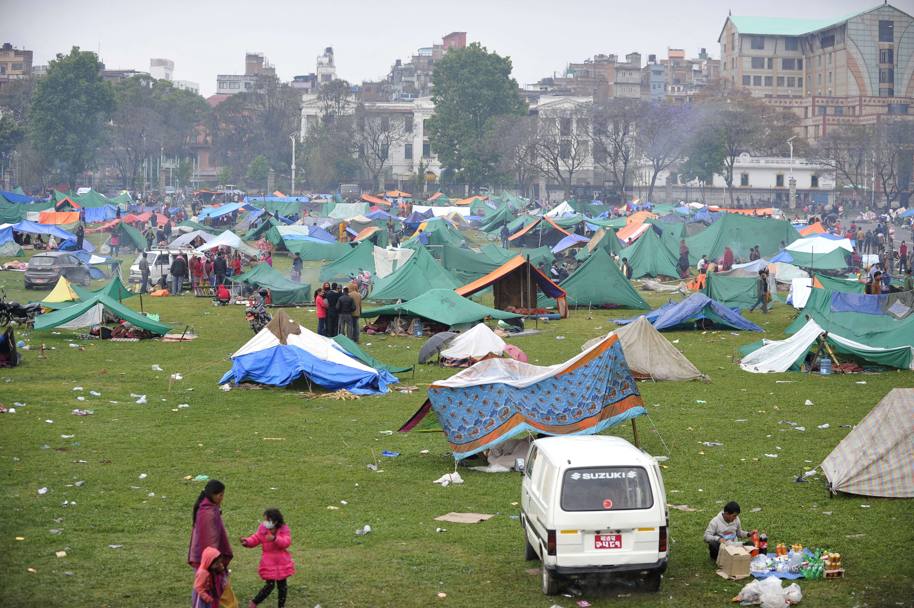 Gli abitanti della citt rimasti senza casa sono stati sistemati in ricoveri temporanei (Afp)